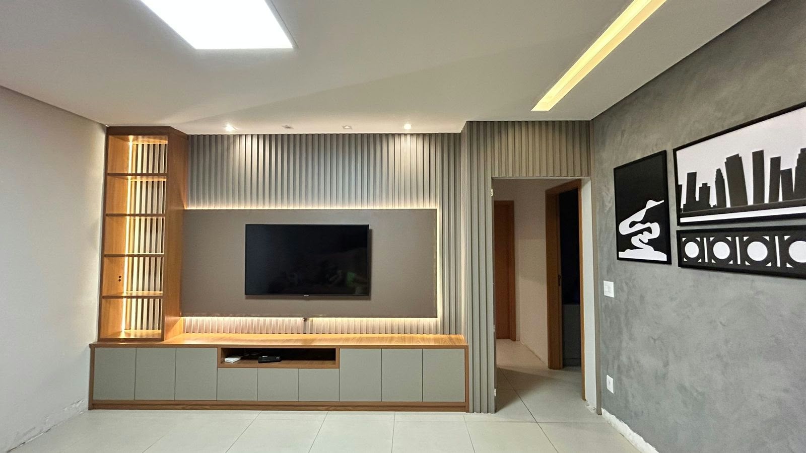 Painel e marcenaria sob medida — projeto de interiores de Juliana Balbim