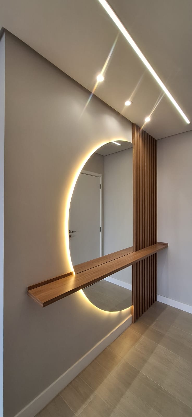 Hall com iluminação indireta — projeto de interiores de Juliana Balbim