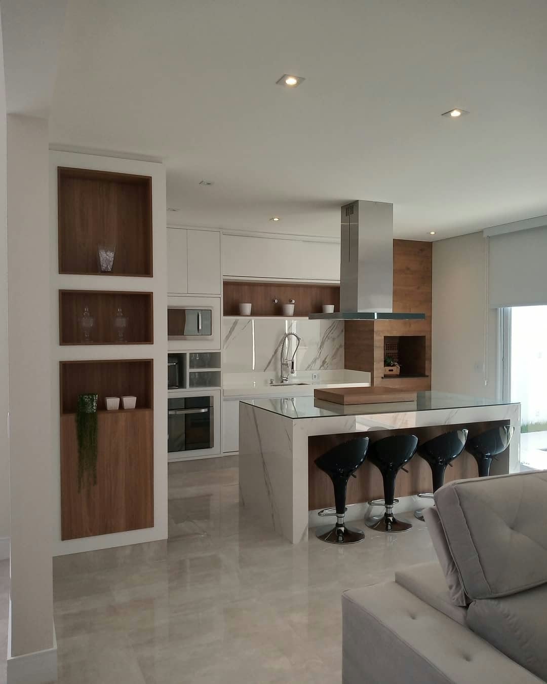 Marcenaria integrada à sala — projeto de interiores de Juliana Balbim