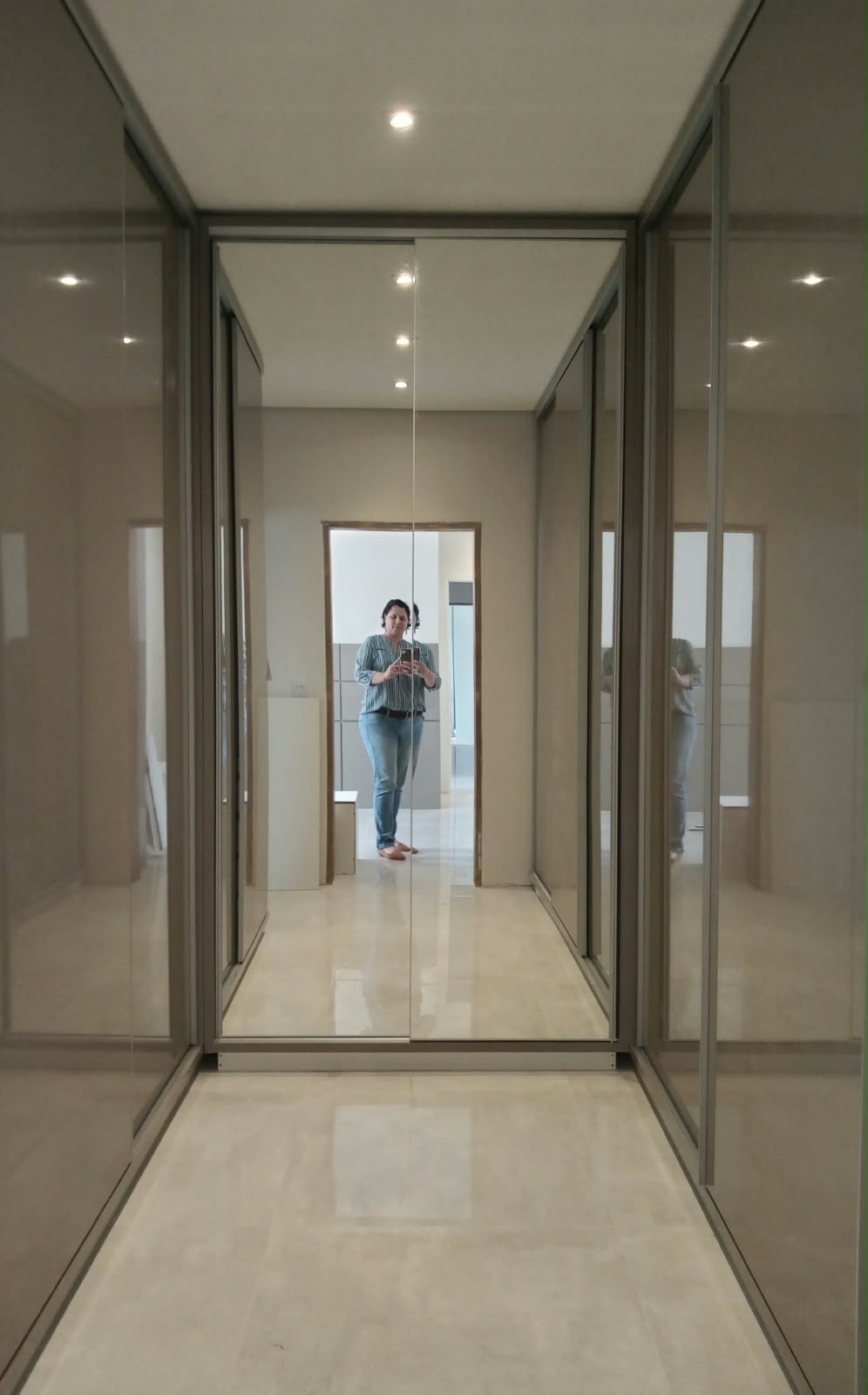 Closet em U com espelho — projeto de interiores de Juliana Balbim