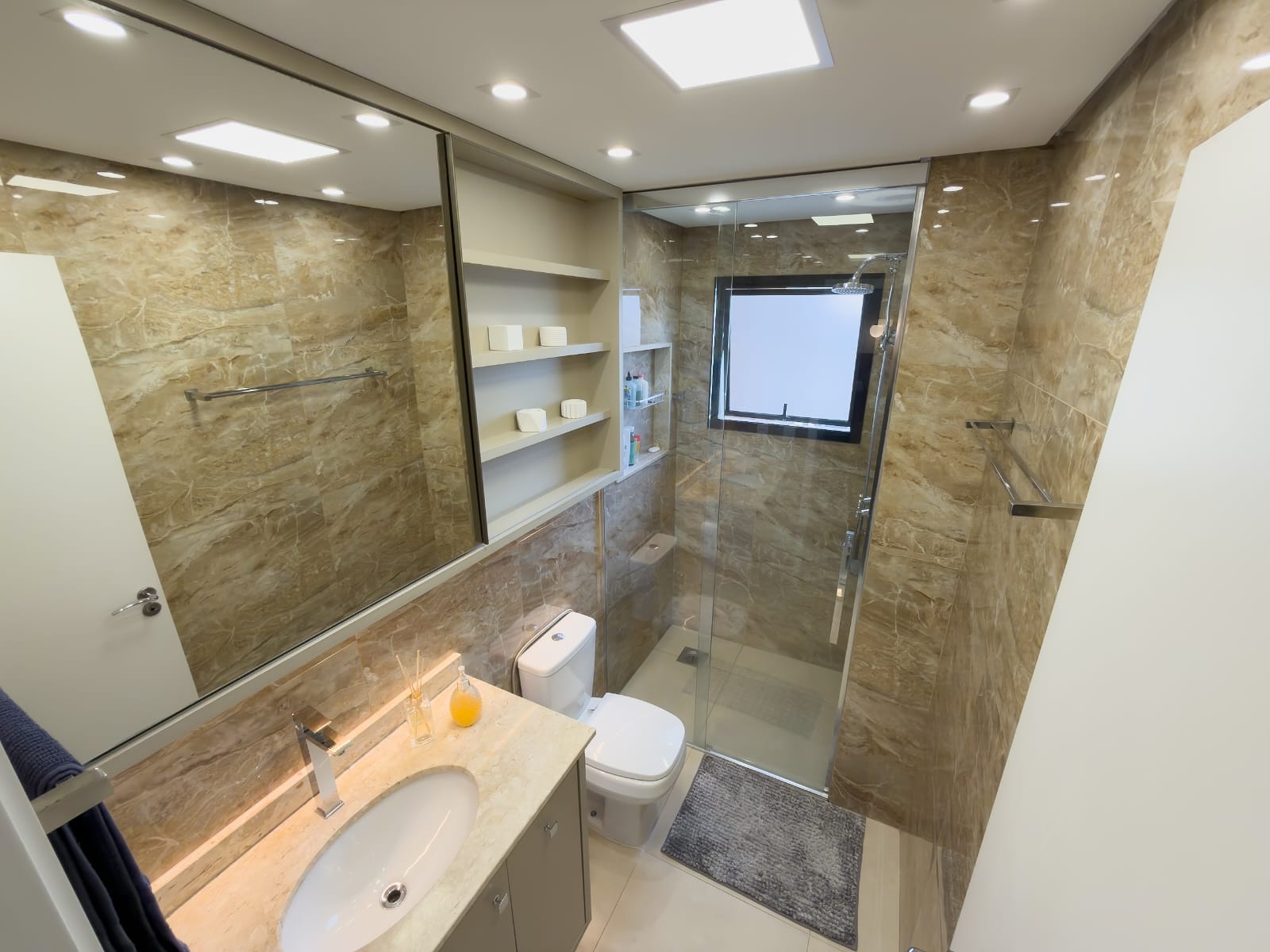 Banheiro em tons naturais — projeto de interiores de Juliana Balbim