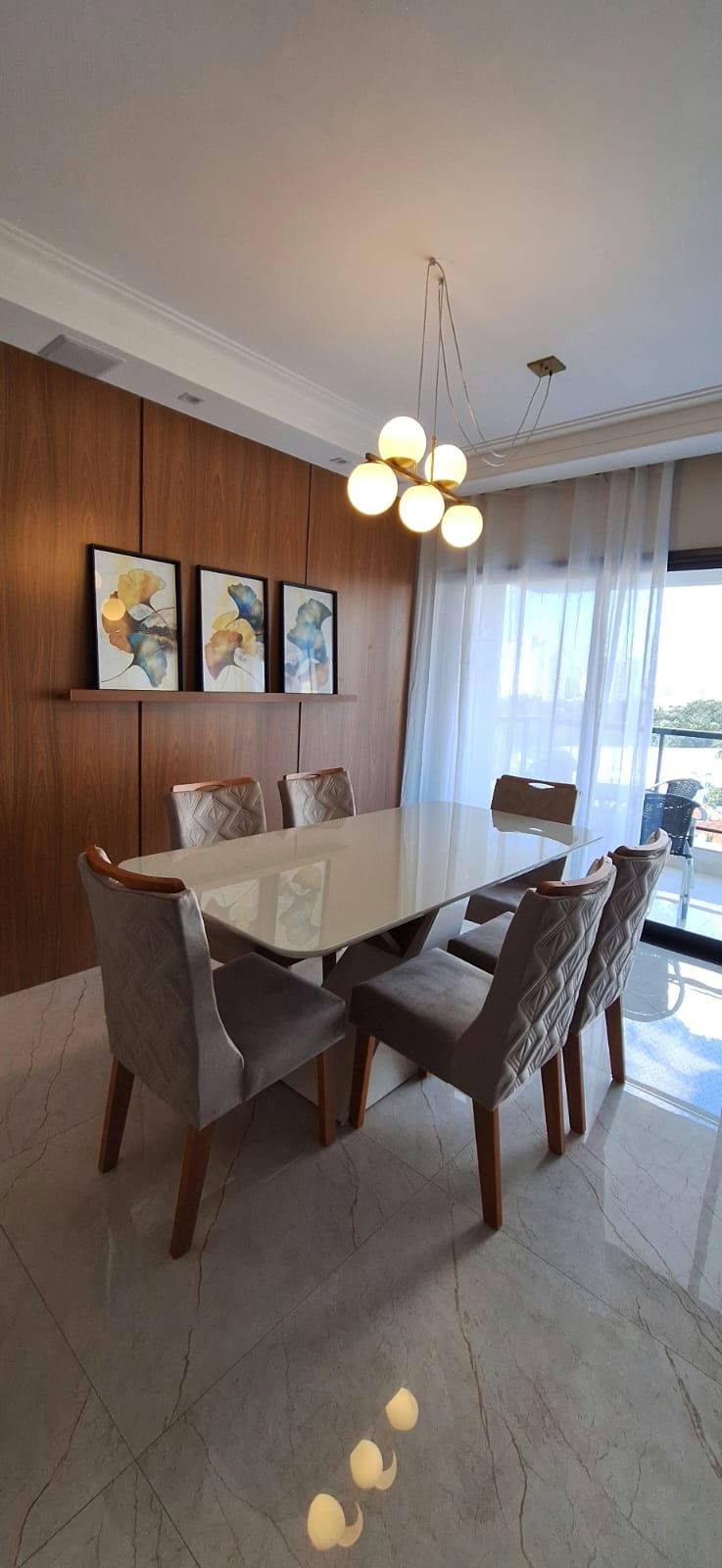 Jantar e madeira natural — projeto de interiores de Juliana Balbim