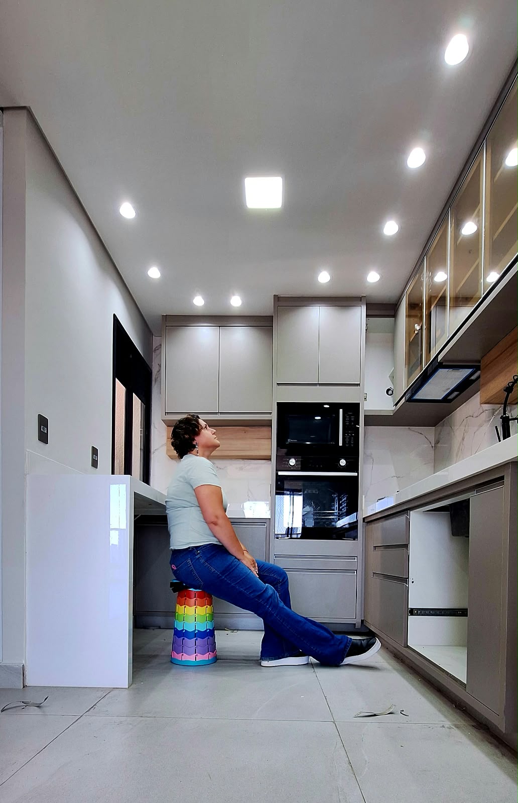 Montagem da cozinha planejada — projeto de interiores de Juliana Balbim