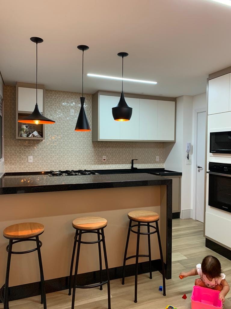 Cozinha integrada em uso — projeto de interiores de Juliana Balbim