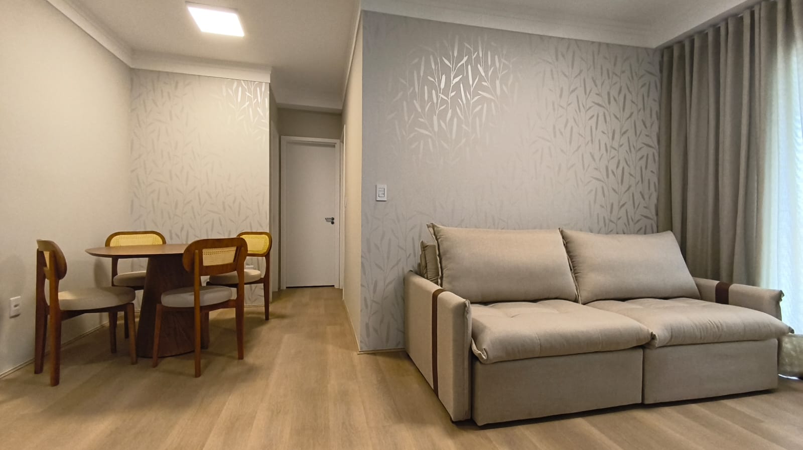 Outro ângulo da sala integrada — projeto de interiores de Juliana Balbim