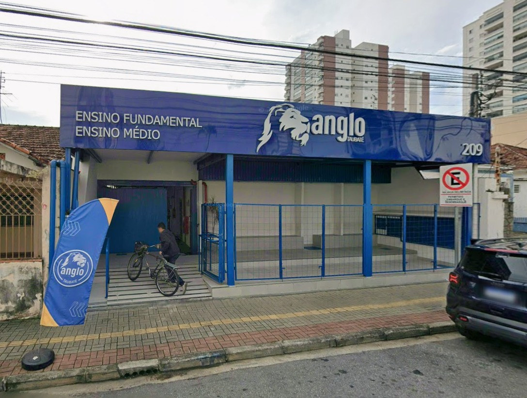 Entrada principal do Colégio Anglo com fachada e identidade visual renovadas.