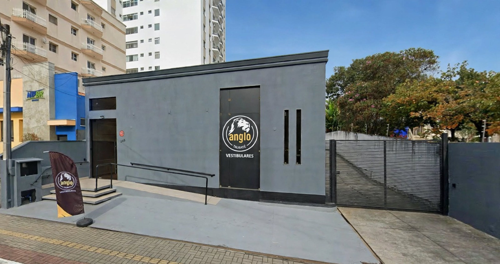Acesso do Anglo Vestibulares com fachada cinza, logotipo e entrada acessível.