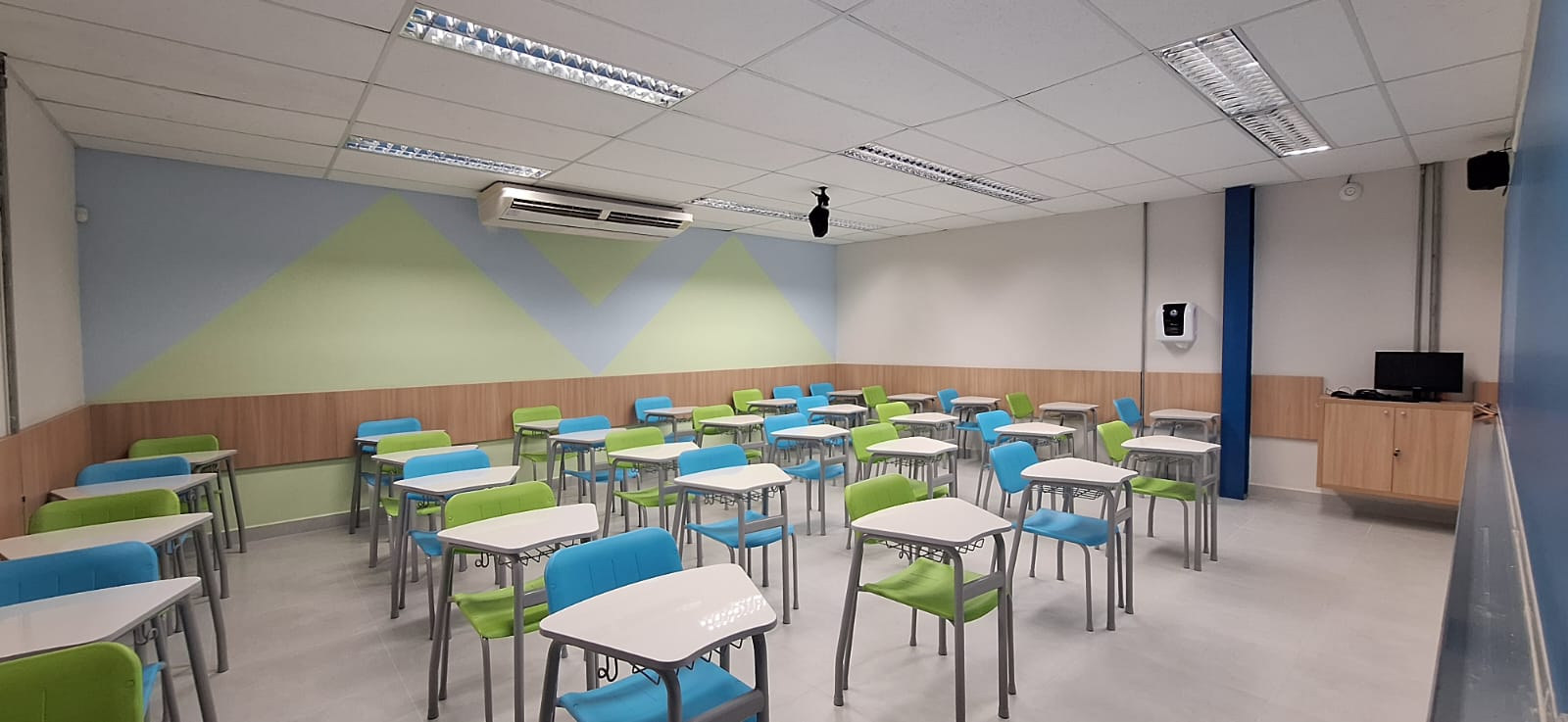 Sala de aula do Colégio Anglo organizada para atividades e aprendizagem.